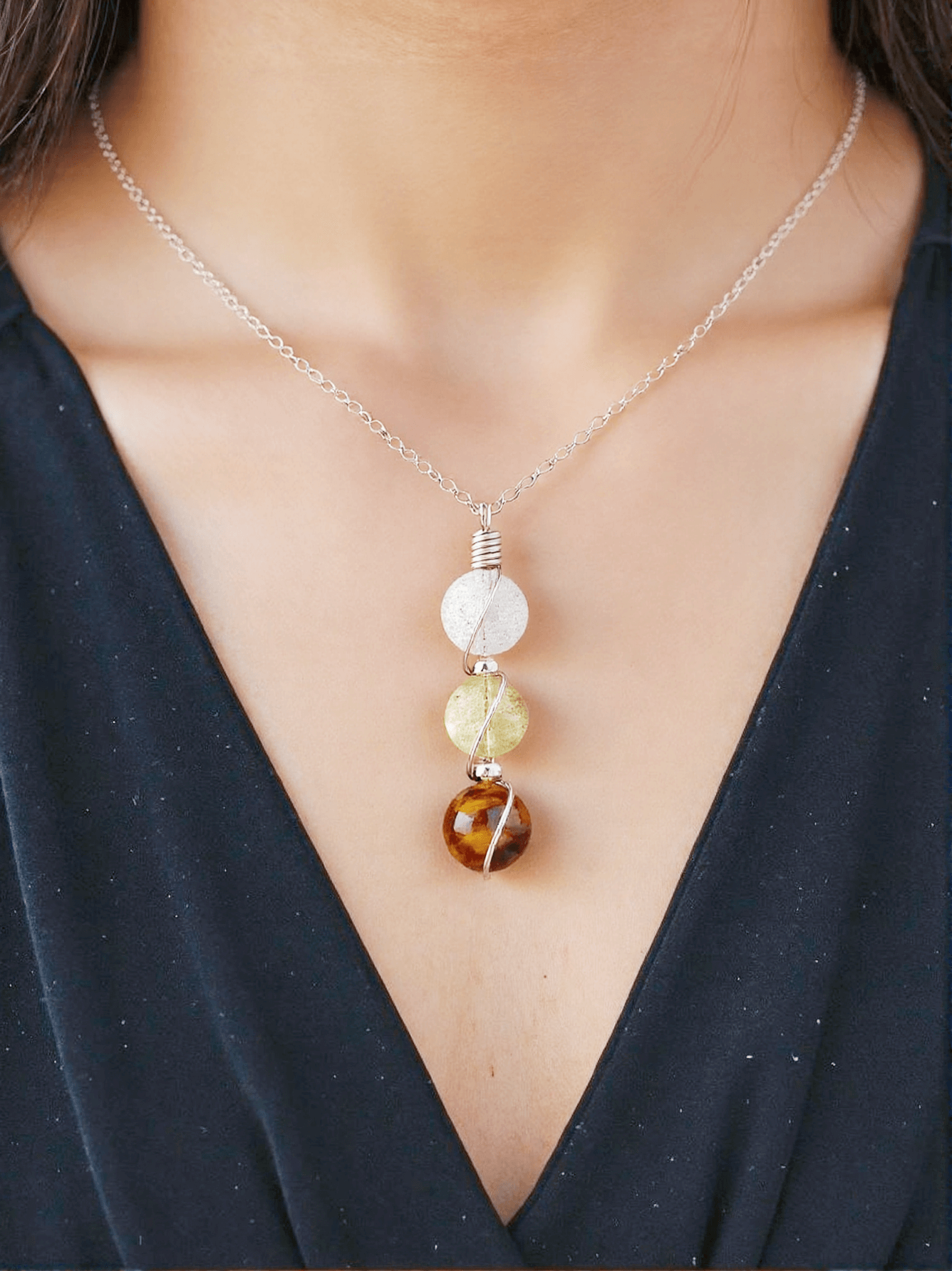 Collier avec pendentif en argent sterling 925 et cristal naturel de guérison, motif tissé à la main.