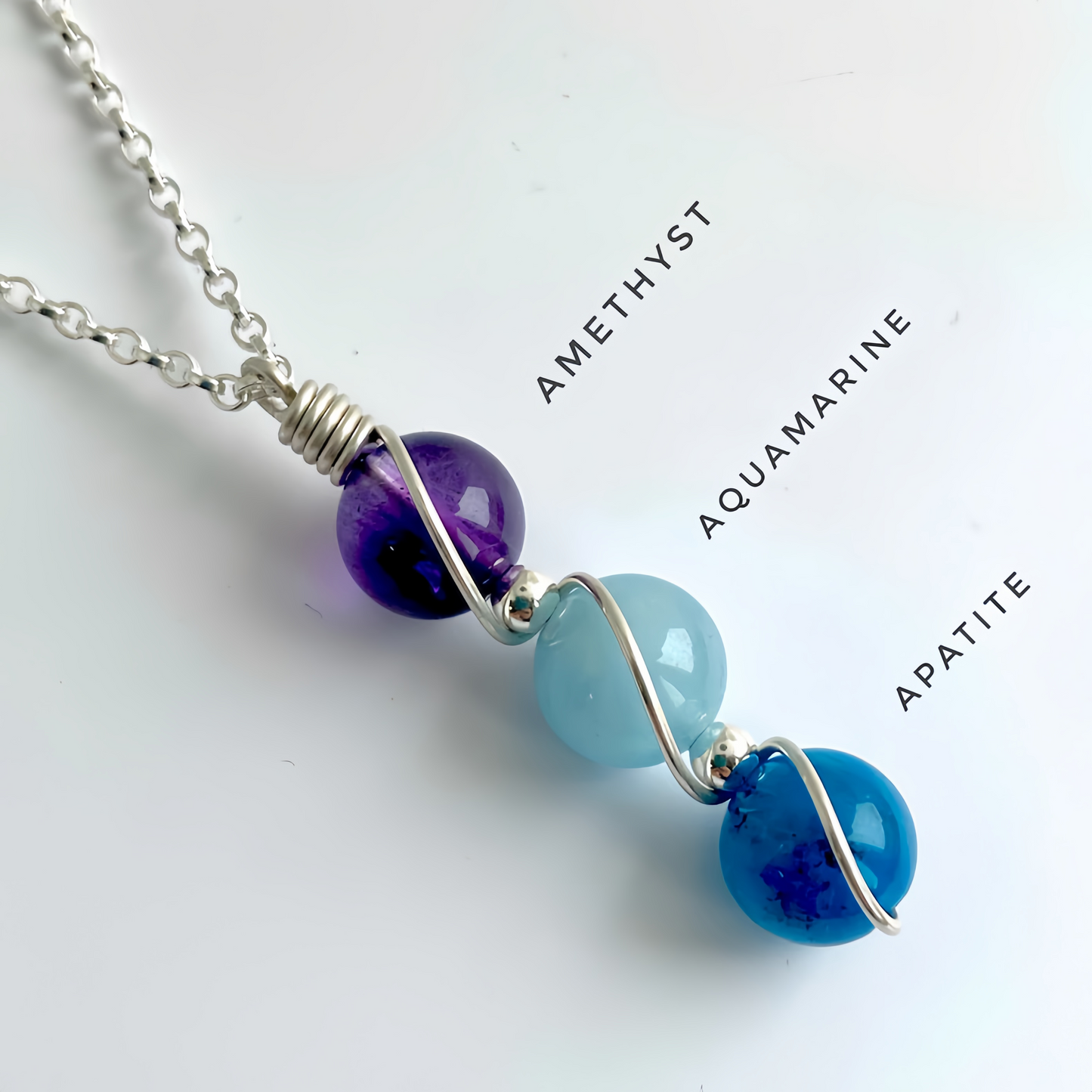 Collier avec pendentif en argent sterling 925 et cristal naturel de guérison, motif tissé à la main.