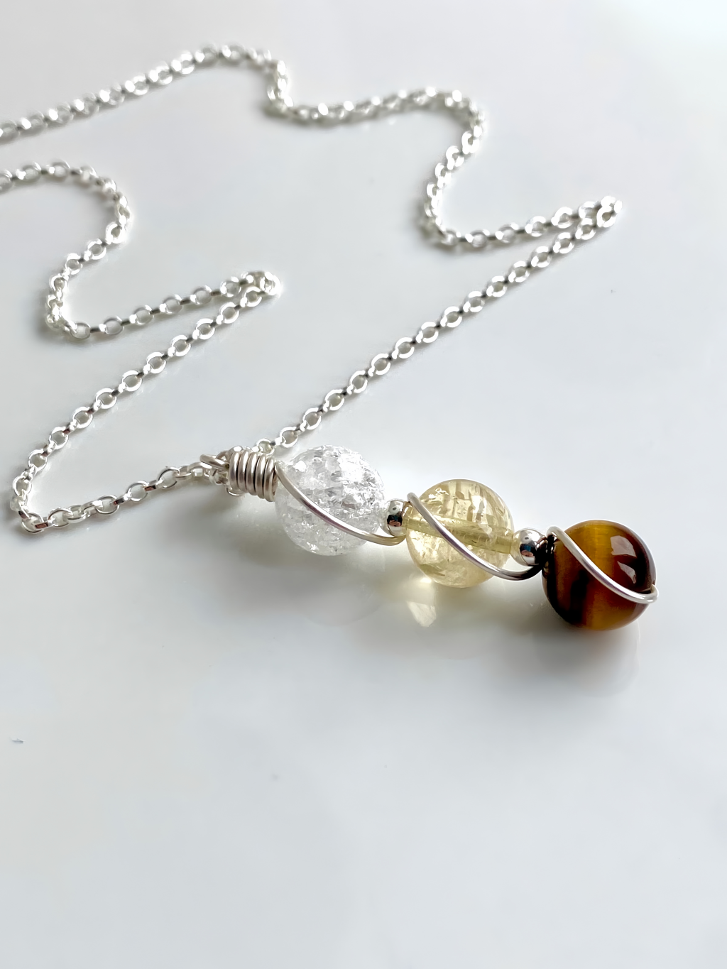 Collier avec pendentif en argent sterling 925 et cristal naturel de guérison, motif tissé à la main.