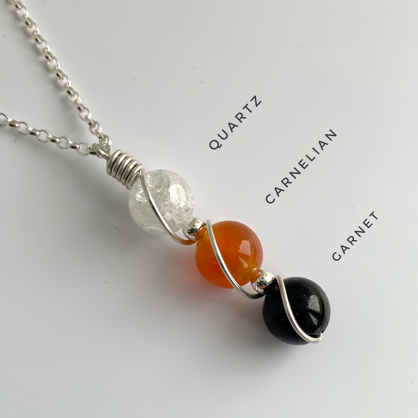 Collier avec pendentif en argent sterling 925 et cristal naturel de guérison, motif tissé à la main.