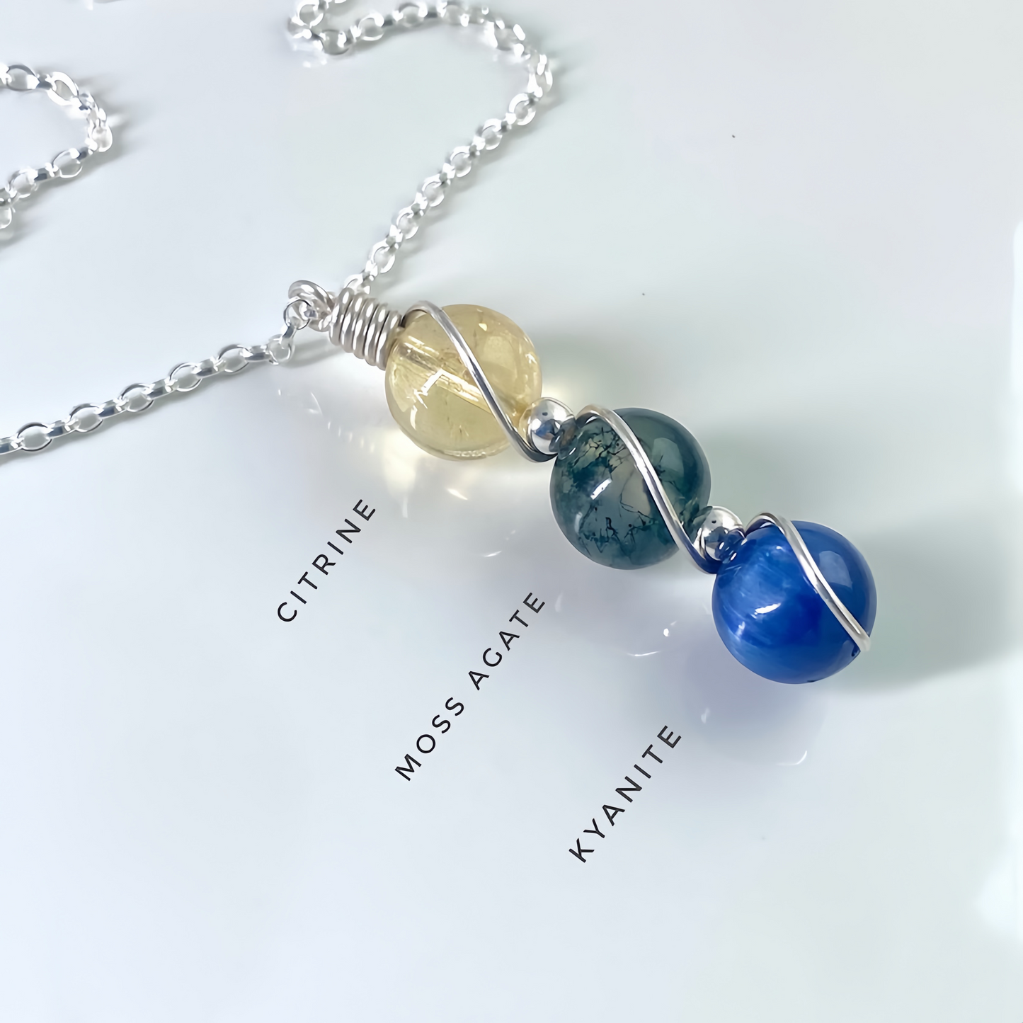 Collier avec pendentif en argent sterling 925 et cristal naturel de guérison, motif tissé à la main.