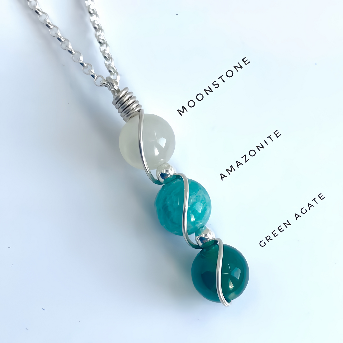 Collier avec pendentif en argent sterling 925 et cristal naturel de guérison, motif tissé à la main.