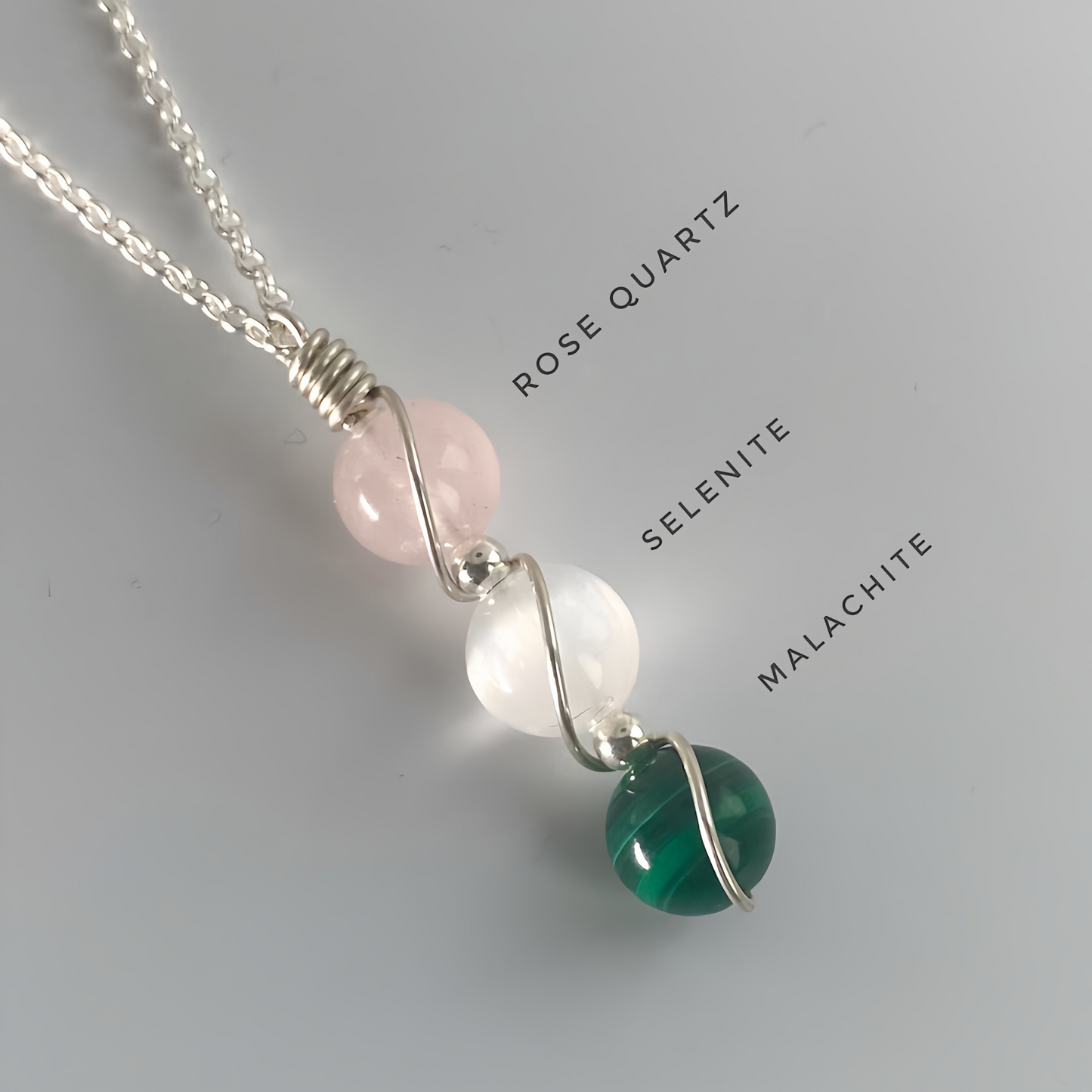 Collier avec pendentif en argent sterling 925 et cristal naturel de guérison, motif tissé à la main.