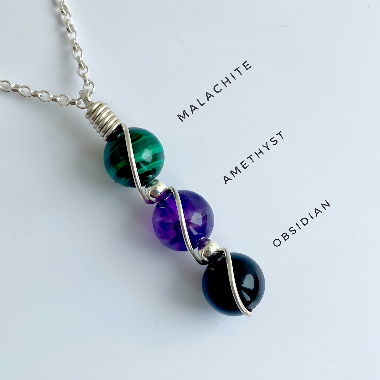Collier avec pendentif en argent sterling 925 et cristal naturel de guérison, motif tissé à la main.