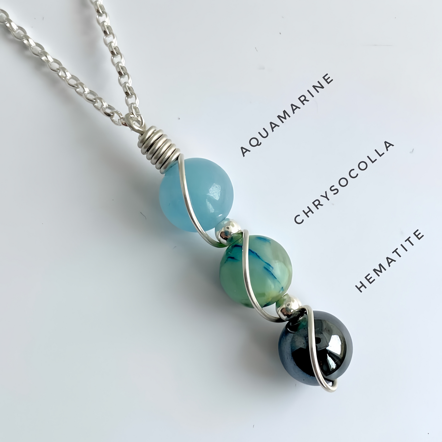 Collier avec pendentif en argent sterling 925 et cristal naturel de guérison, motif tissé à la main.
